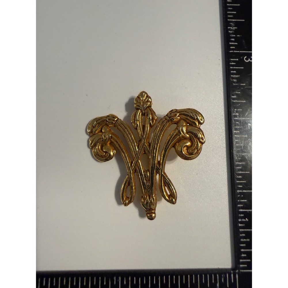 Monet Vintage Gold Tone Prince of Wales Feathers Scroll Brooch Pin‎ Statement